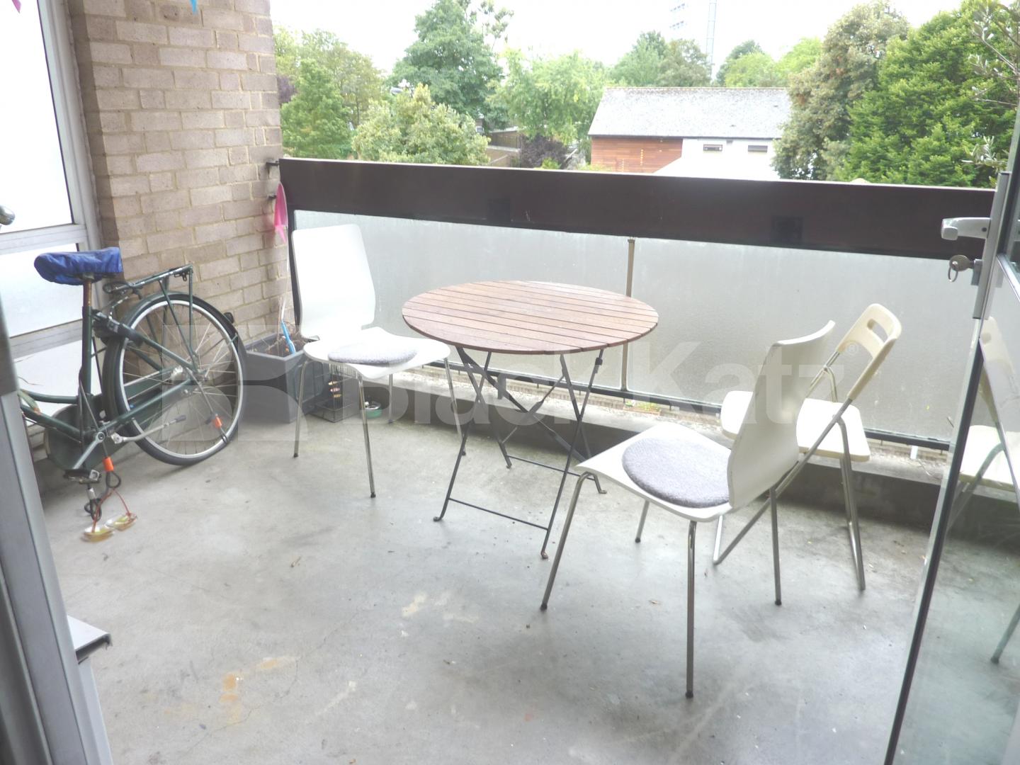 			MINUTES TO CANAL & TUBE & GOOD FOR 4 SHARERS! , 3 Bedroom, 1 bath, 1 reception Flat			 Shirland Road , WARWICK AVENUE 